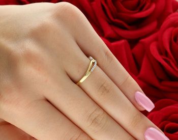 Klasyczny pierścionek zaręczynowy z żółtego i białego złota 585, rozmiar 12. 17 diamentów o masie 0,15 ct. Certyfikat PTG. Idealny prezent z klasą.4.jpg